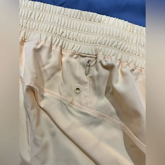 New NWT light yellow women’s running shorts old navy XL x-large - Picture 8 of 8